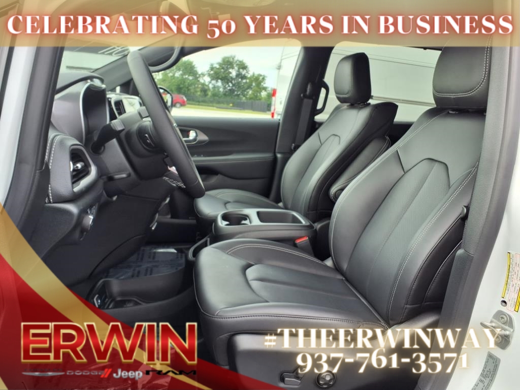 2026 Chrysler Pacifica photo 5