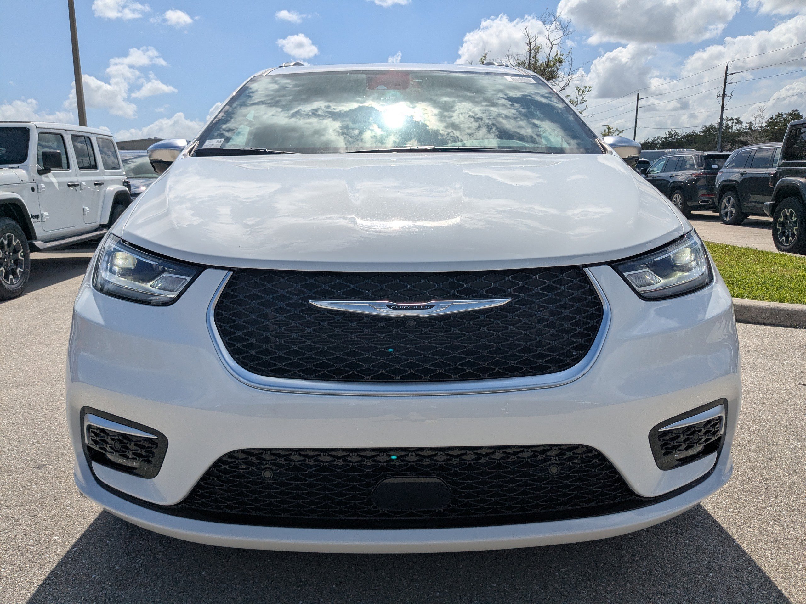 2025 Chrysler Pacifica Pinnacle photo 2