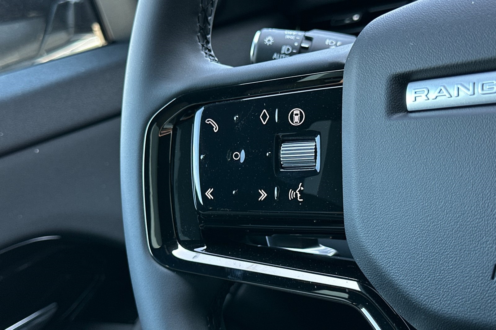 2026 Land Rover Range Rover Evoque Dynamic SE photo 25