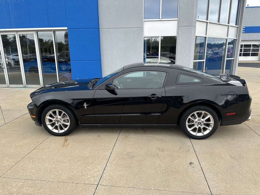 2011 Ford Mustang V6 Premium photo 2