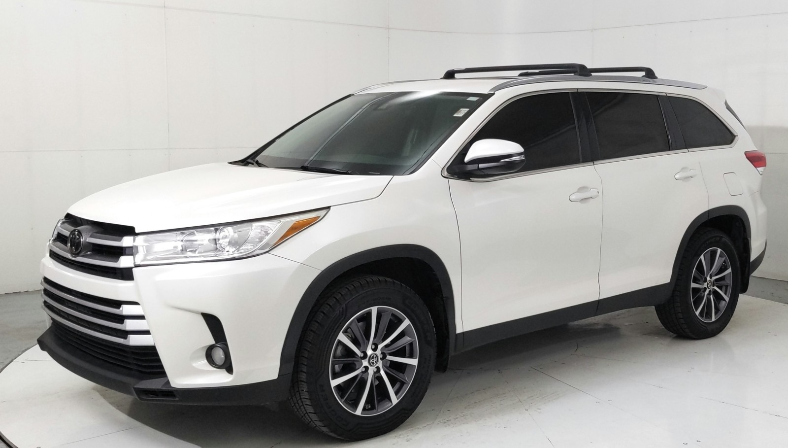 Used 2019 WIND CHILL Toyota XLE image 1