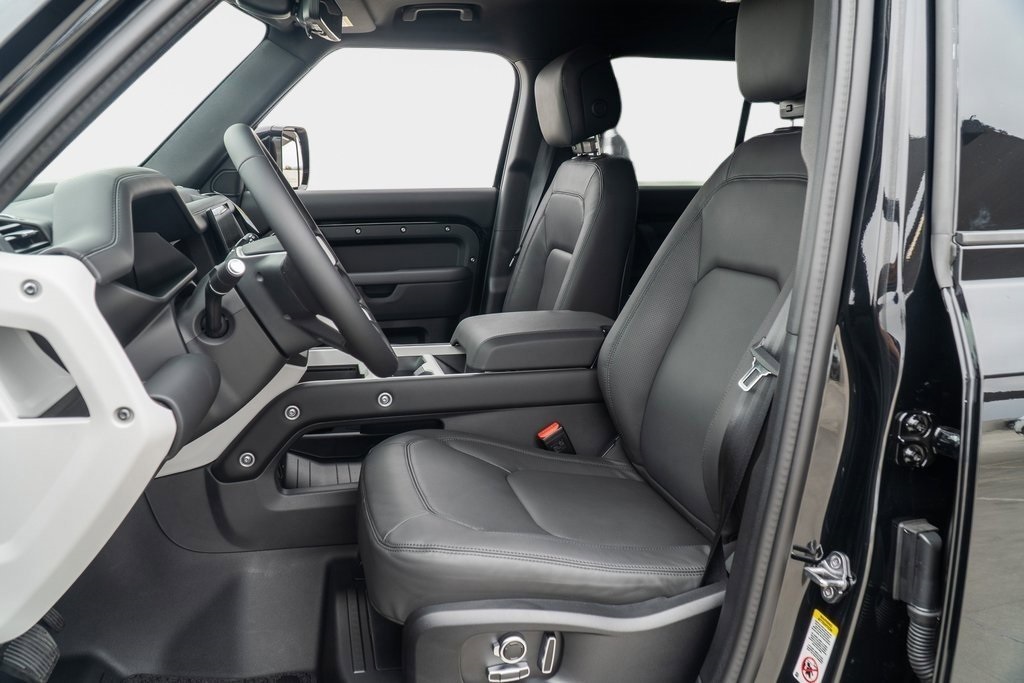 2025 Land Rover Defender 130 X-Dynamic SE photo 8