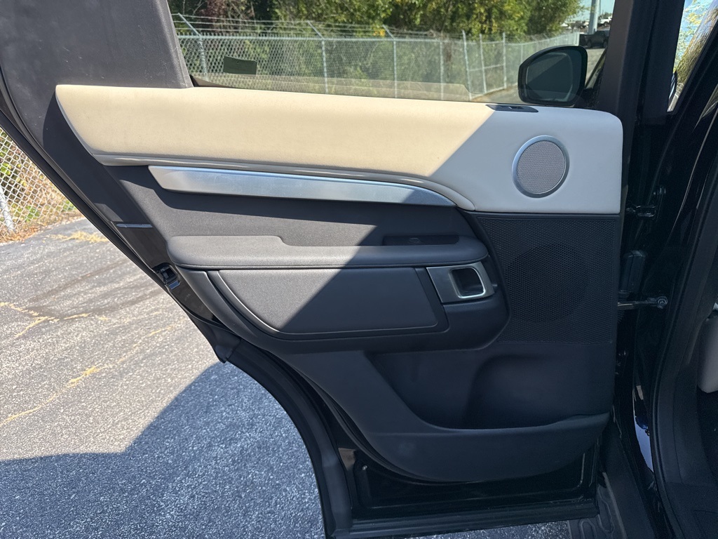 2020 Land Rover Discovery Landmark photo 12
