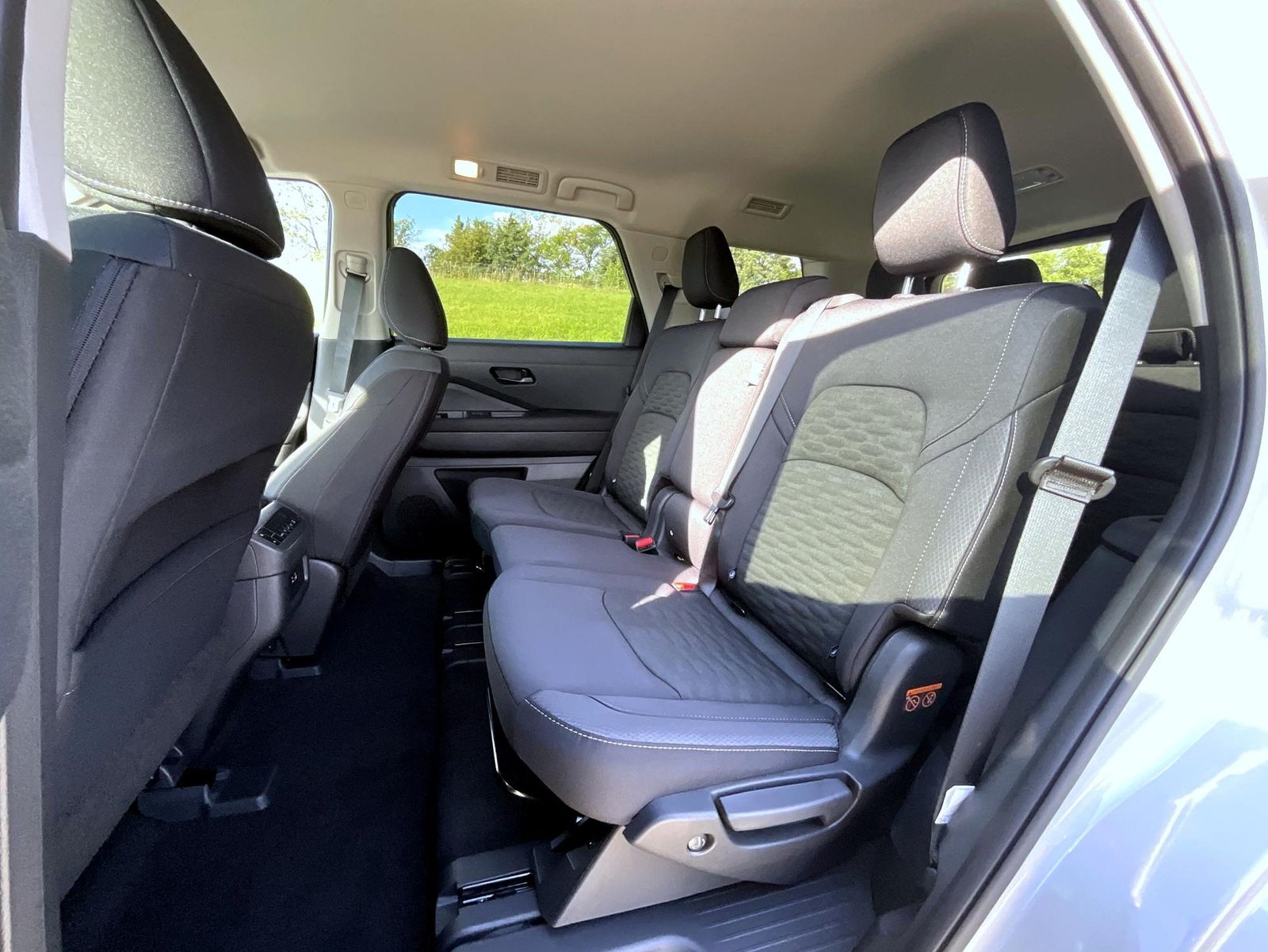 2025 Nissan Pathfinder SV photo 11