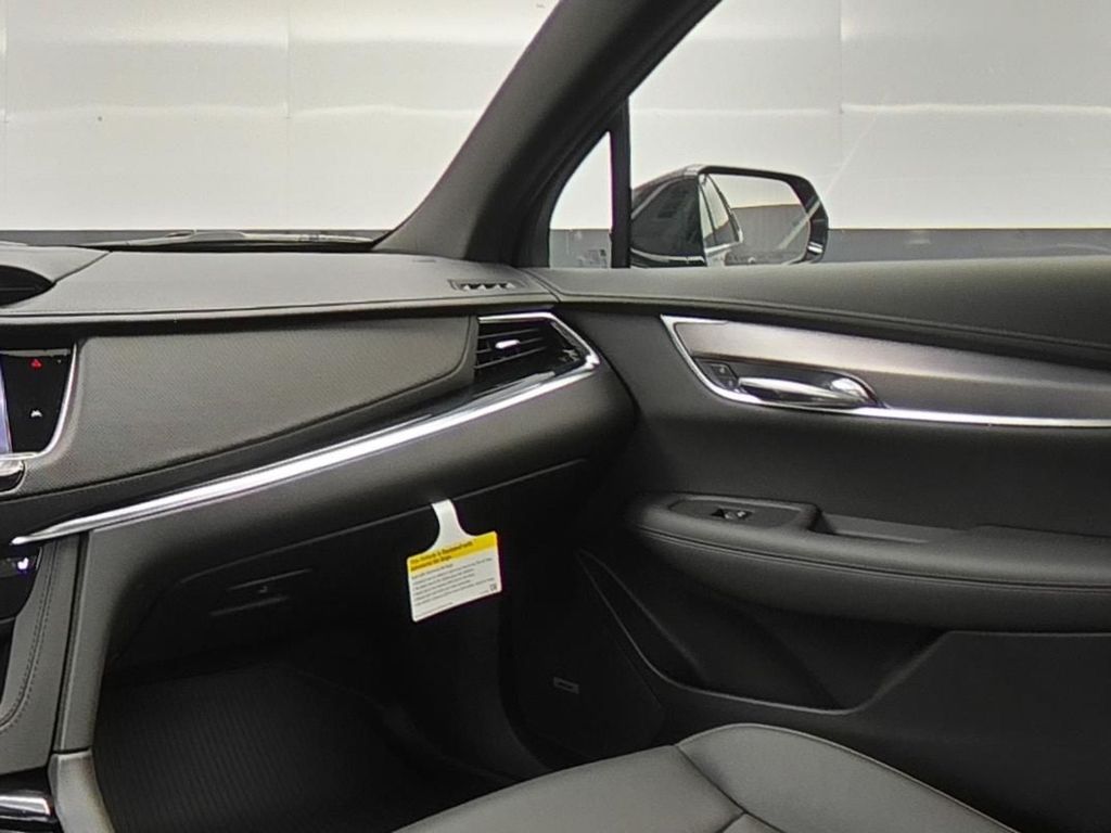 2025 Cadillac XT6 Luxury photo 9