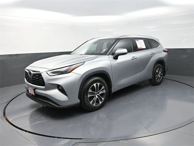 2022 Toyota Highlander XLE photo 2