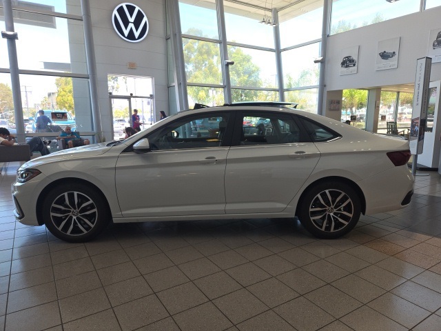 2025 Volkswagen Jetta SE photo 4
