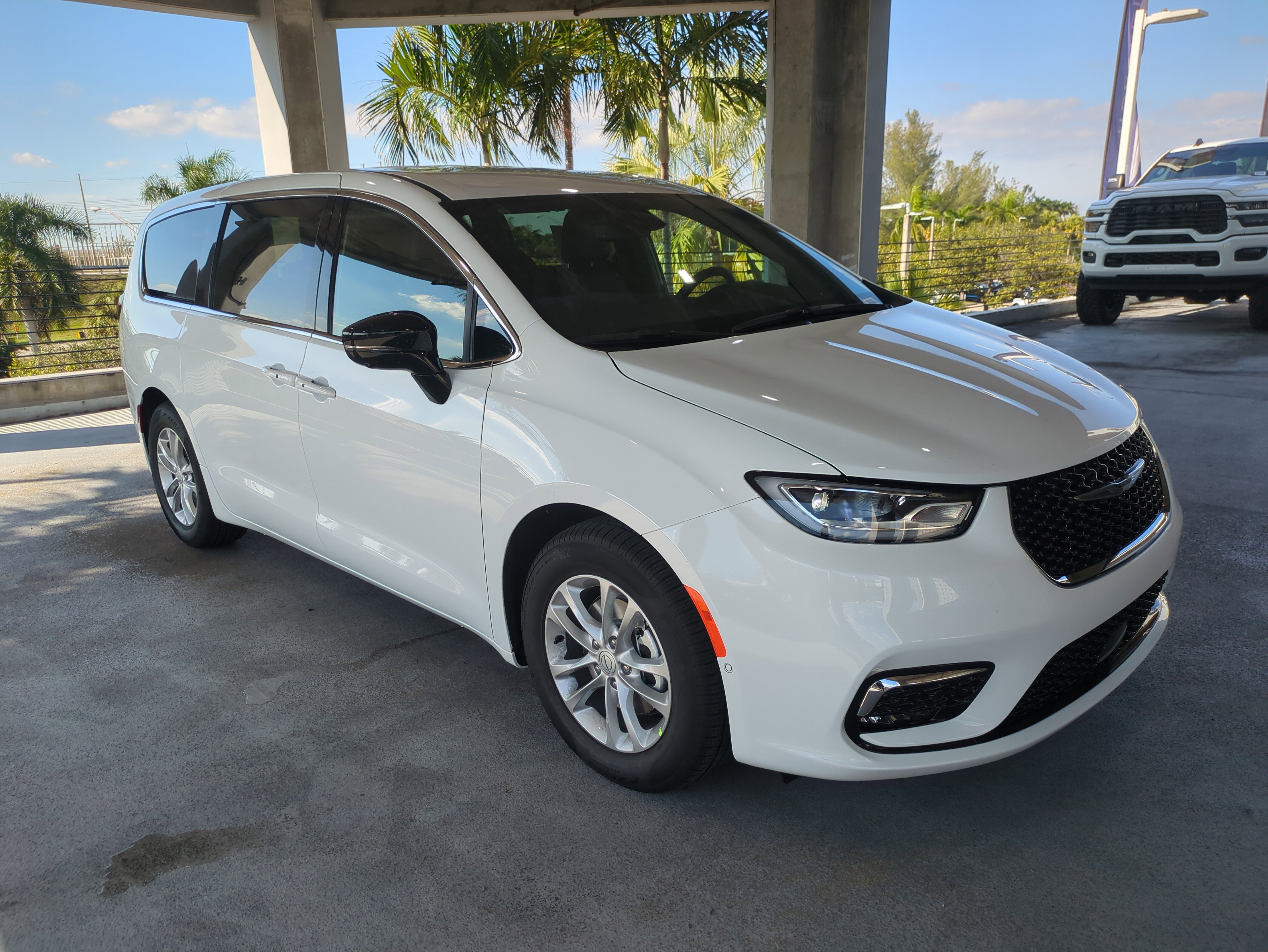 2026 Chrysler Pacifica Select's photo