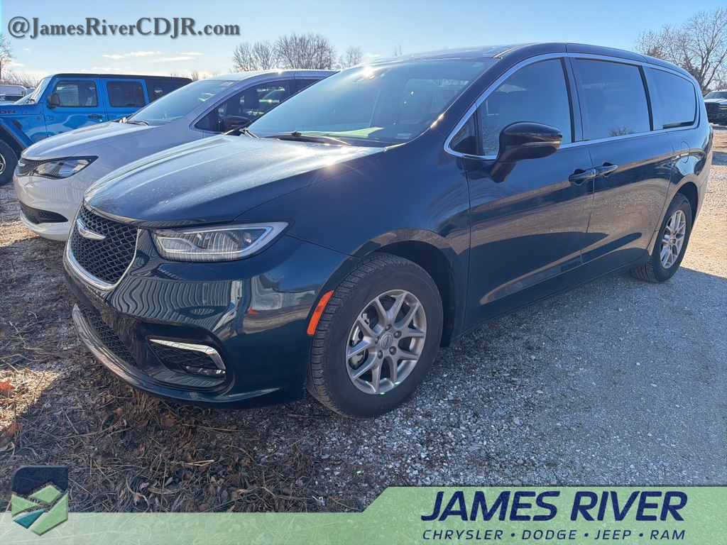 2025 Chrysler Pacifica Select's photo