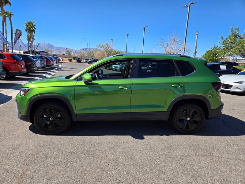 2025 Volkswagen Taos SE photo 2