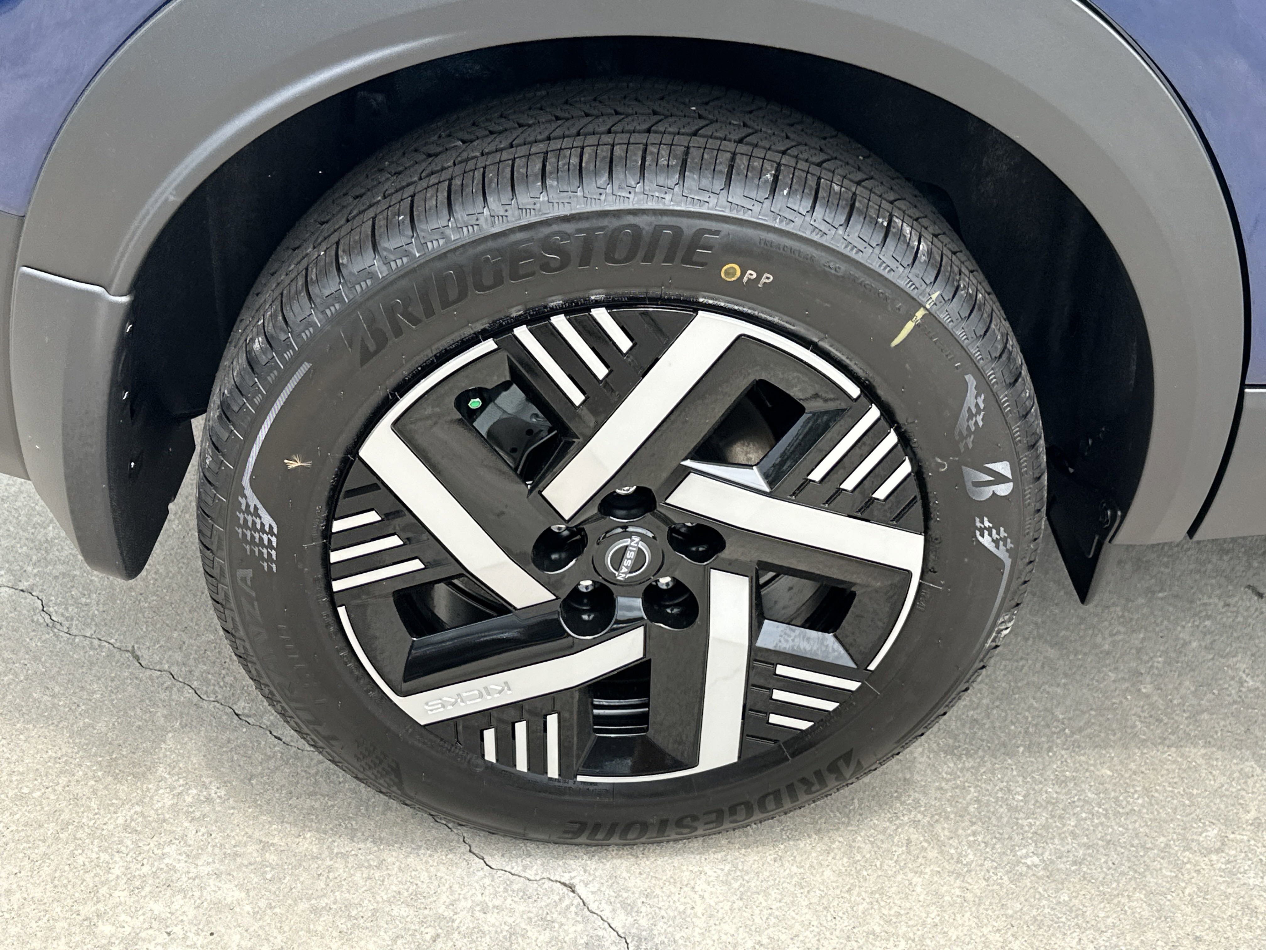 2025 Nissan Kicks SV photo 8
