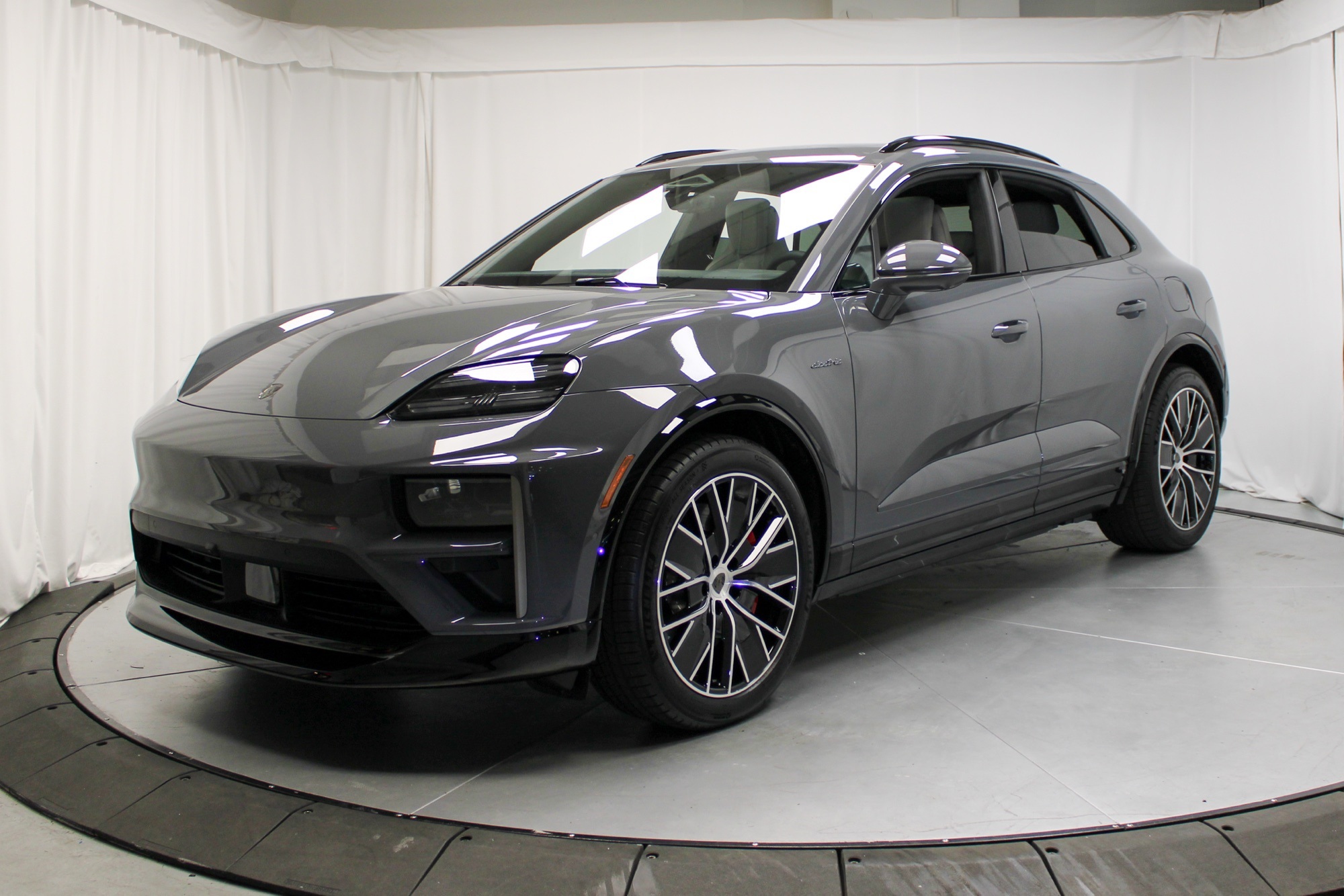 2025 Porsche Macan Electric Turbo photo 6