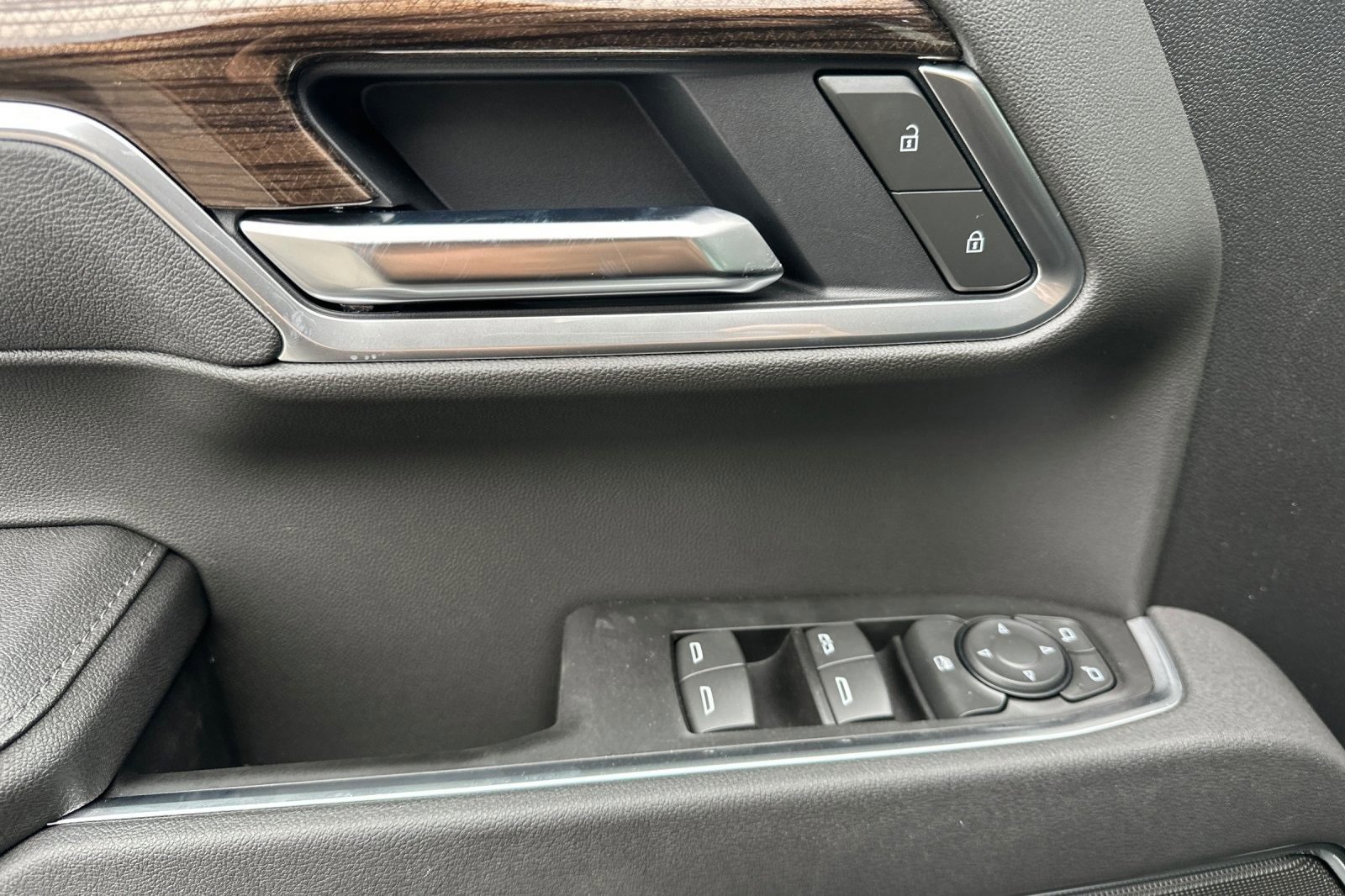 2025 Chevrolet Silverado LT photo 11
