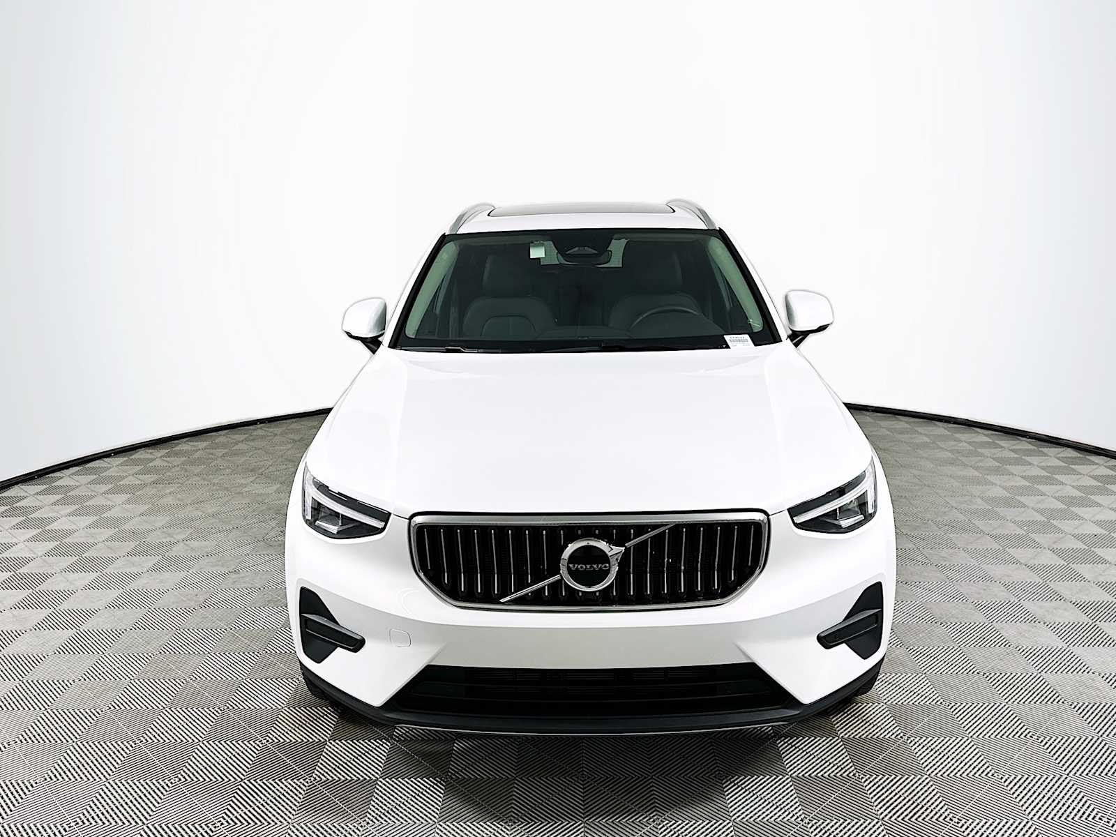 2025 Volvo XC40 AWD Core photo 2