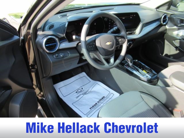 2025 Chevrolet Trax LT photo 16