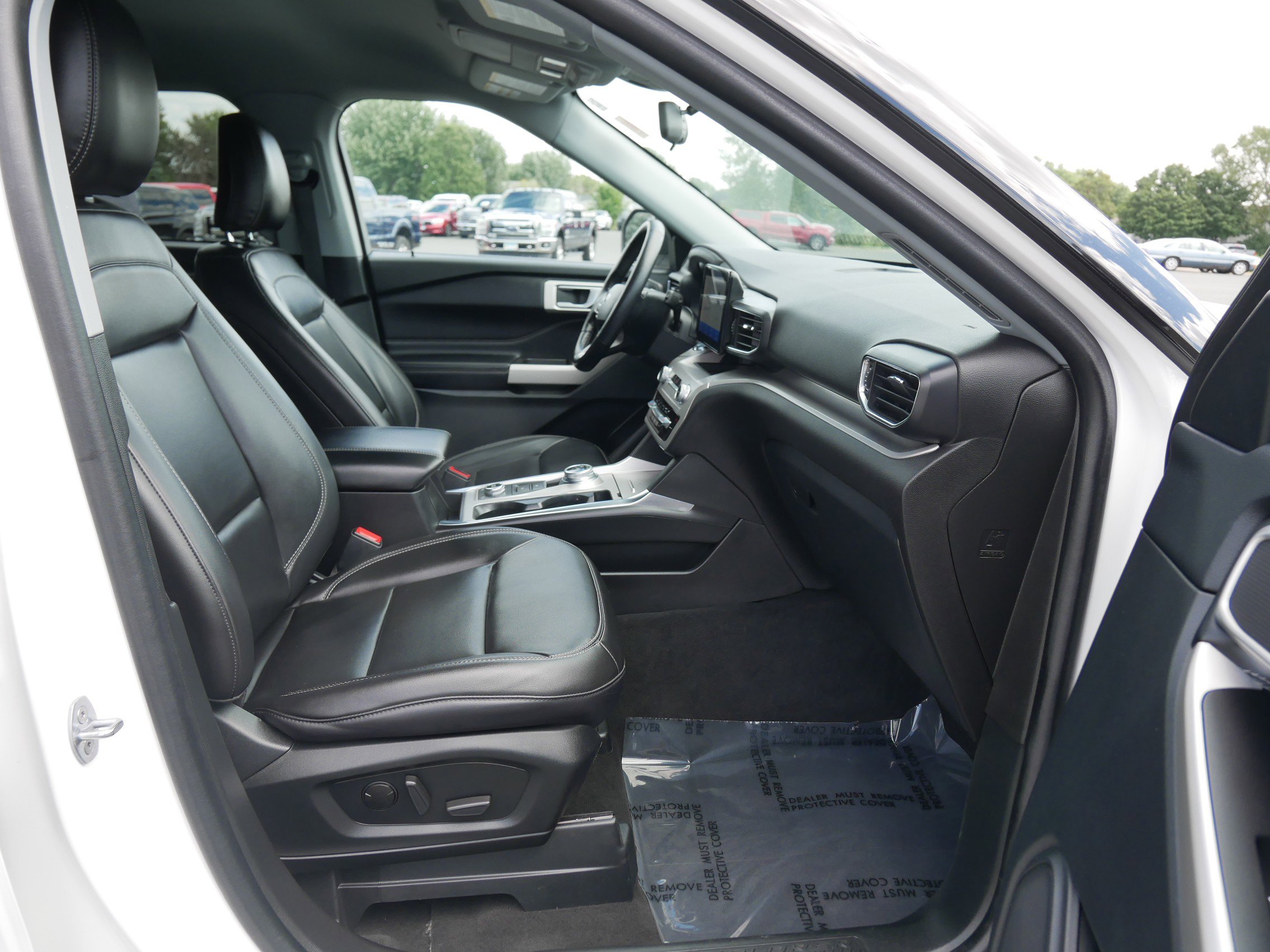 2023 Ford Explorer XLT photo 10
