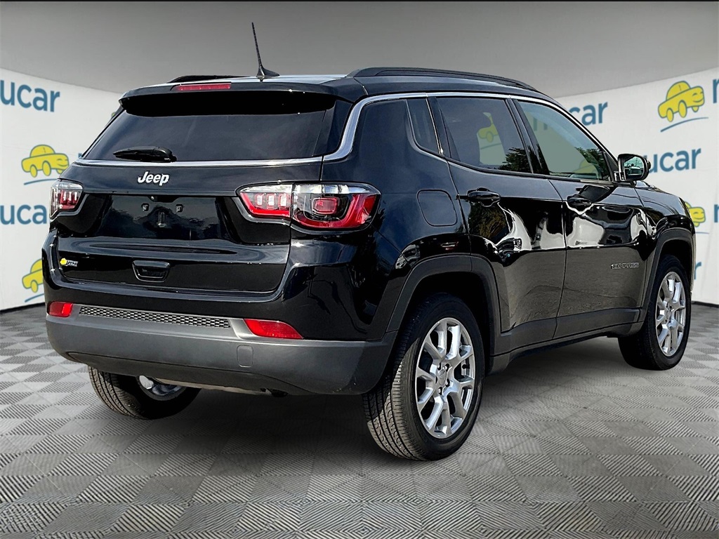 2022 Jeep Compass Latitude Lux photo 6