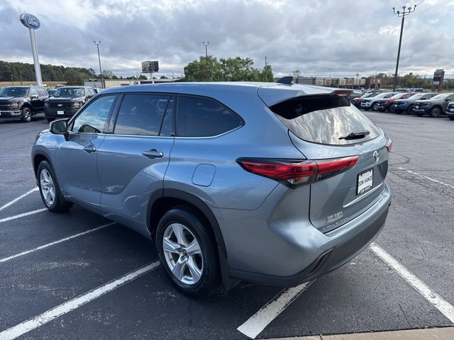 2022 Toyota Highlander LE photo 3