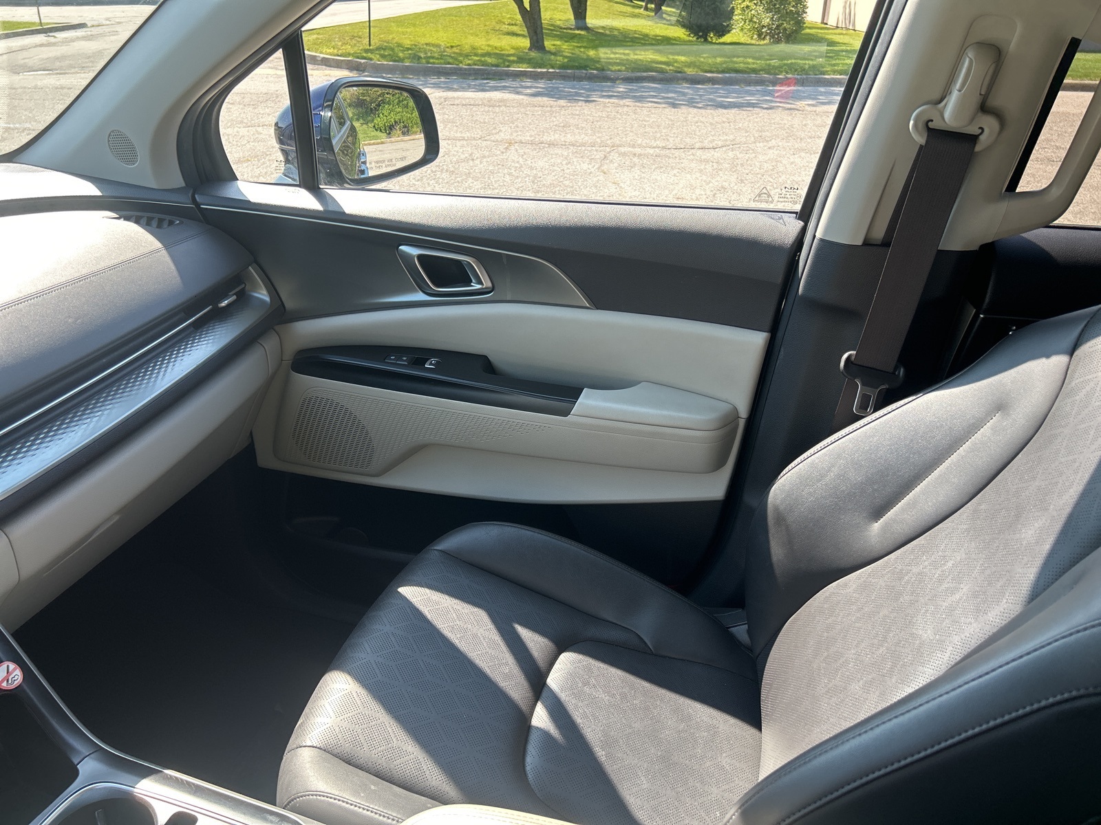2024 Kia Carnival LX photo 16