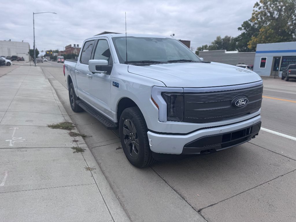 2025 Ford F-150 Lightning Lariat photo 3
