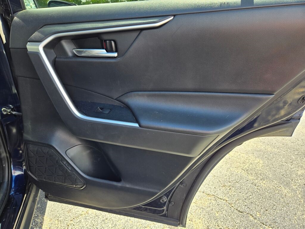 2020 Toyota RAV4 XLE Premium photo 9