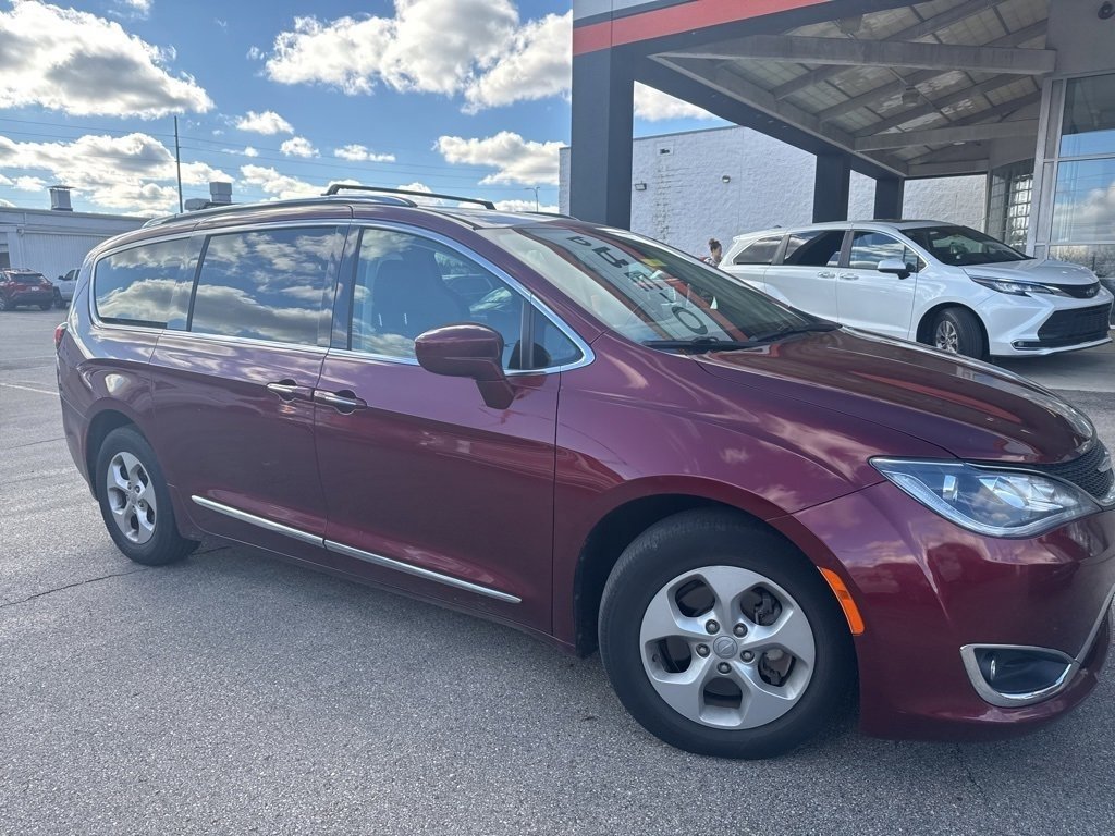 2017 Chrysler Pacifica Touring Plus photo 3