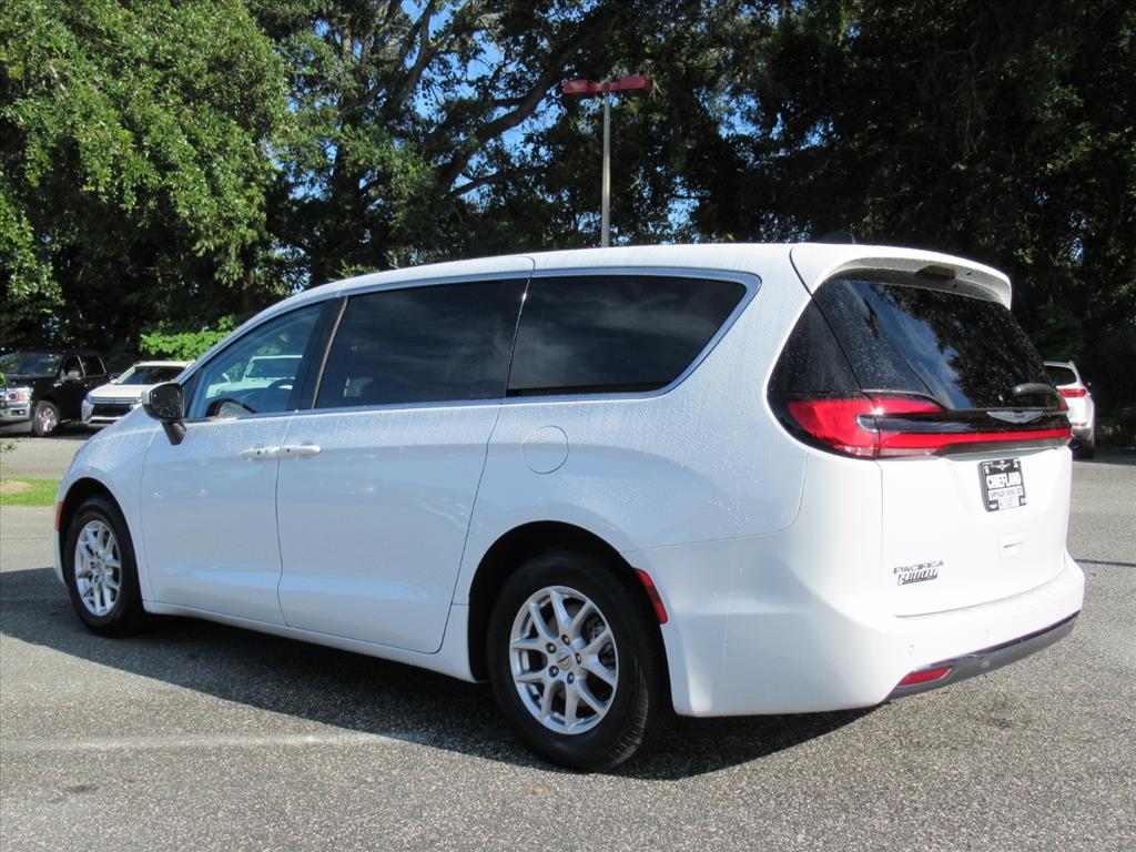 2023 Chrysler Pacifica Touring L photo 4