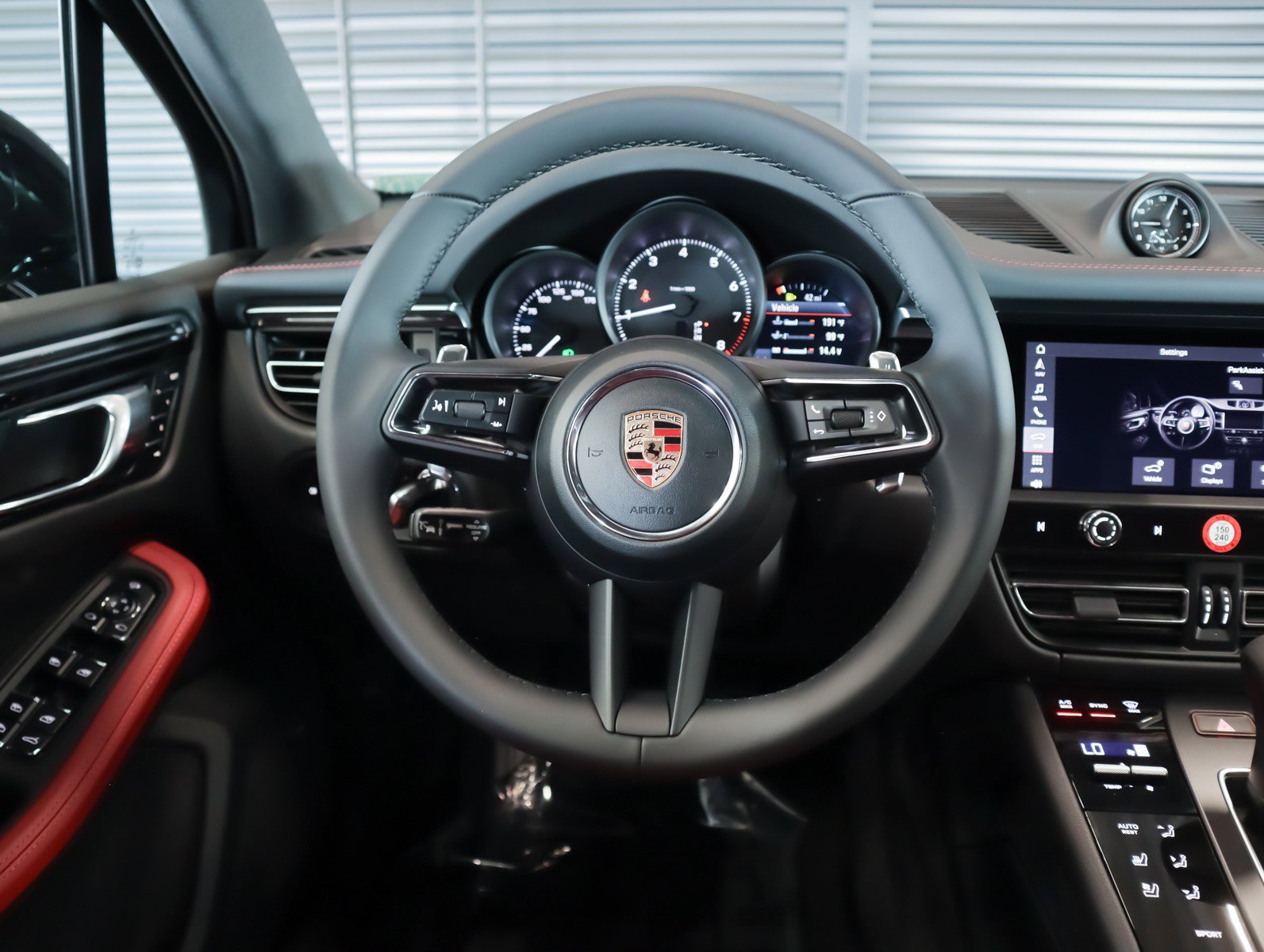2025 Porsche Macan T photo 15