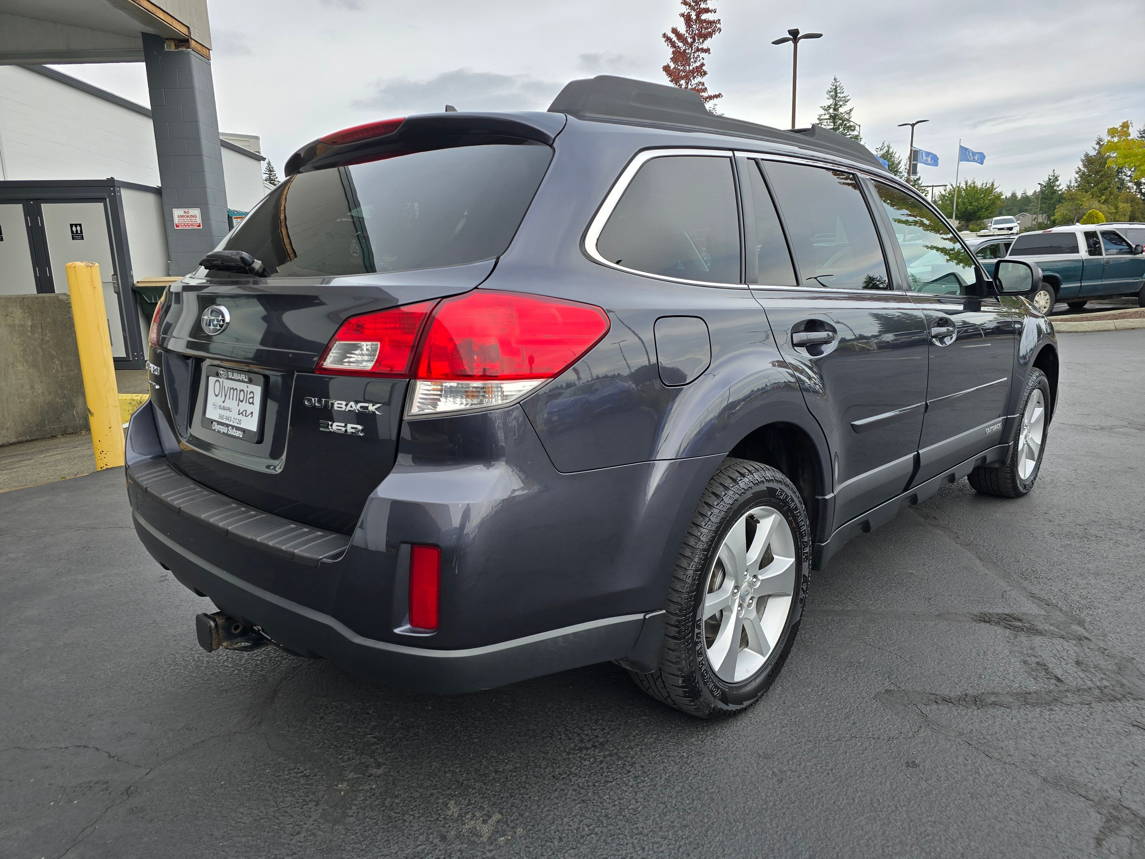 2013 Subaru Outback 3.6R Limited photo 2