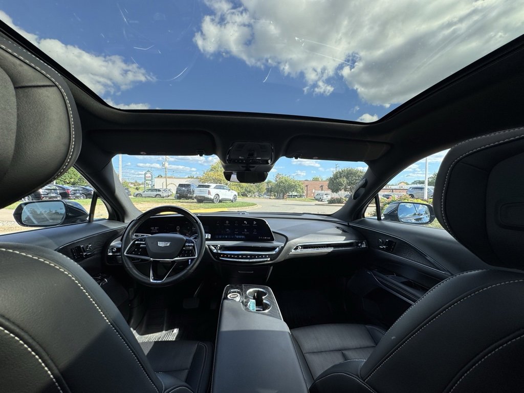 2023 Cadillac Lyriq Luxury photo 3