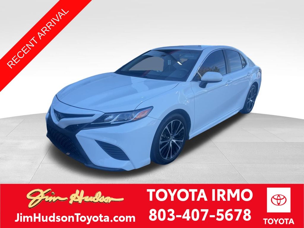 2018 Toyota Camry SE's photo