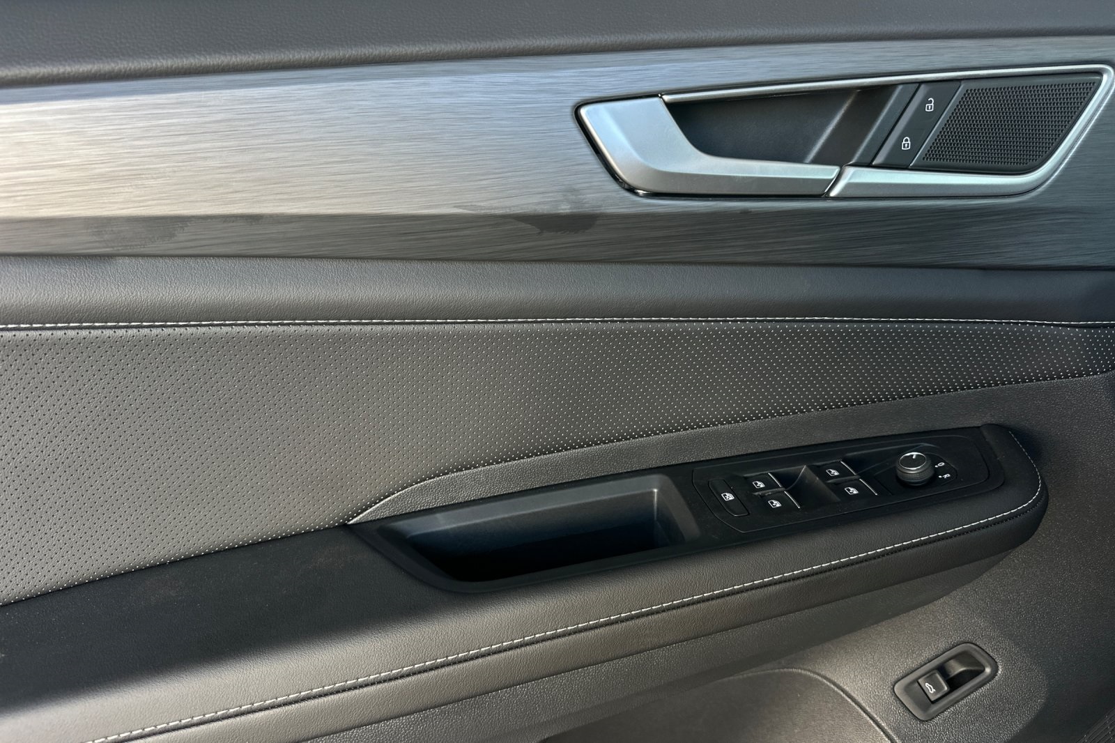 2026 Volkswagen Atlas Cross Sport SE Technology photo 9