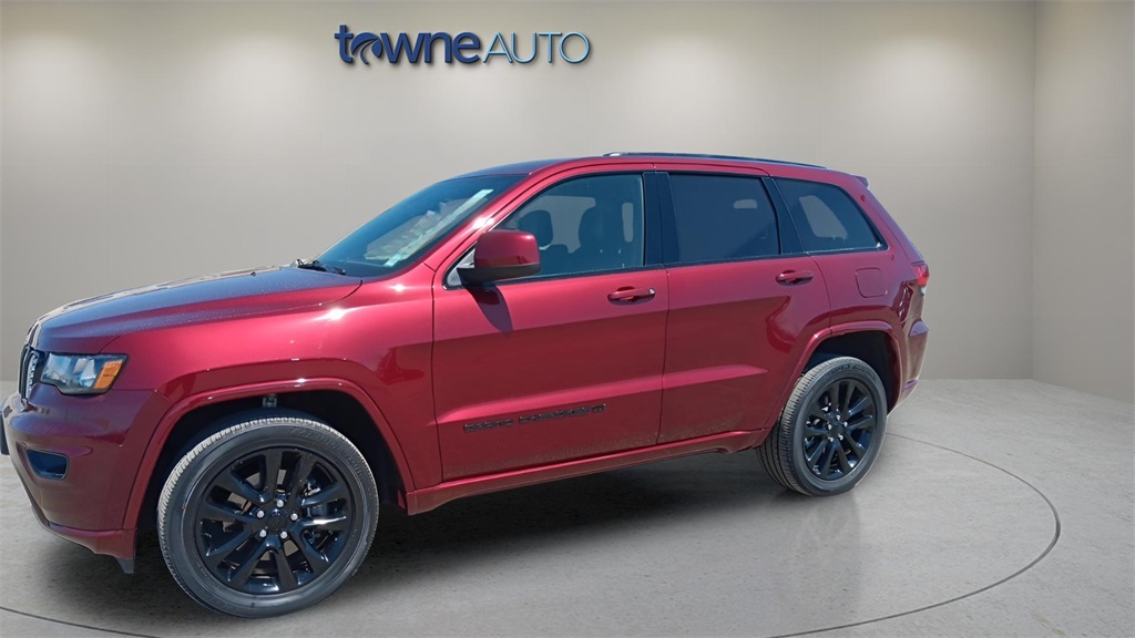 2022 Jeep Grand Cherokee Laredo X photo 2