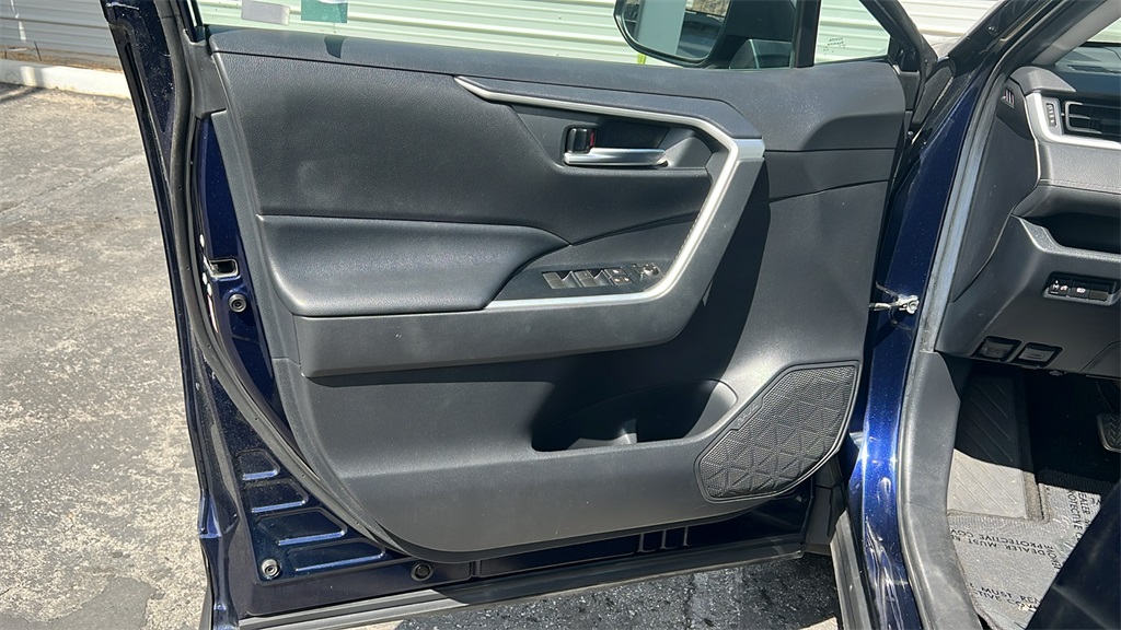 2019 Toyota RAV4 XLE photo 12