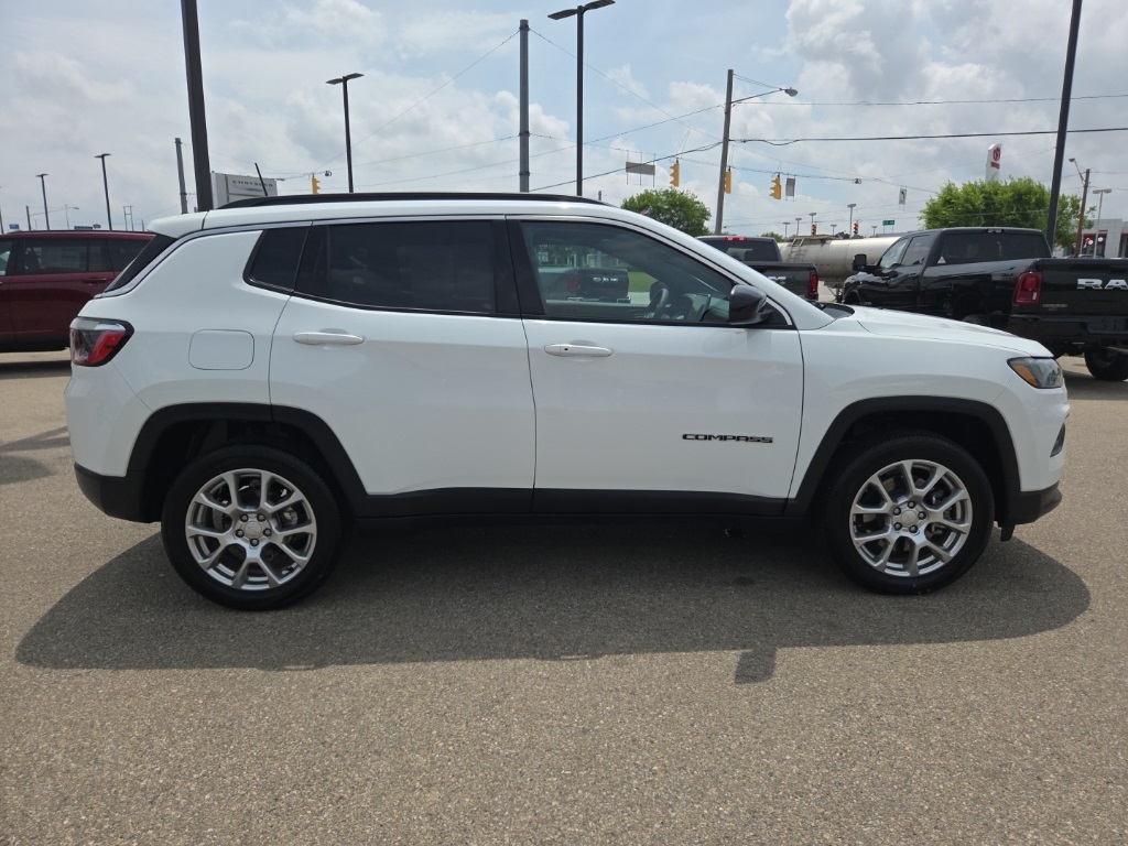 2024 Jeep Compass Latitude Lux photo 8