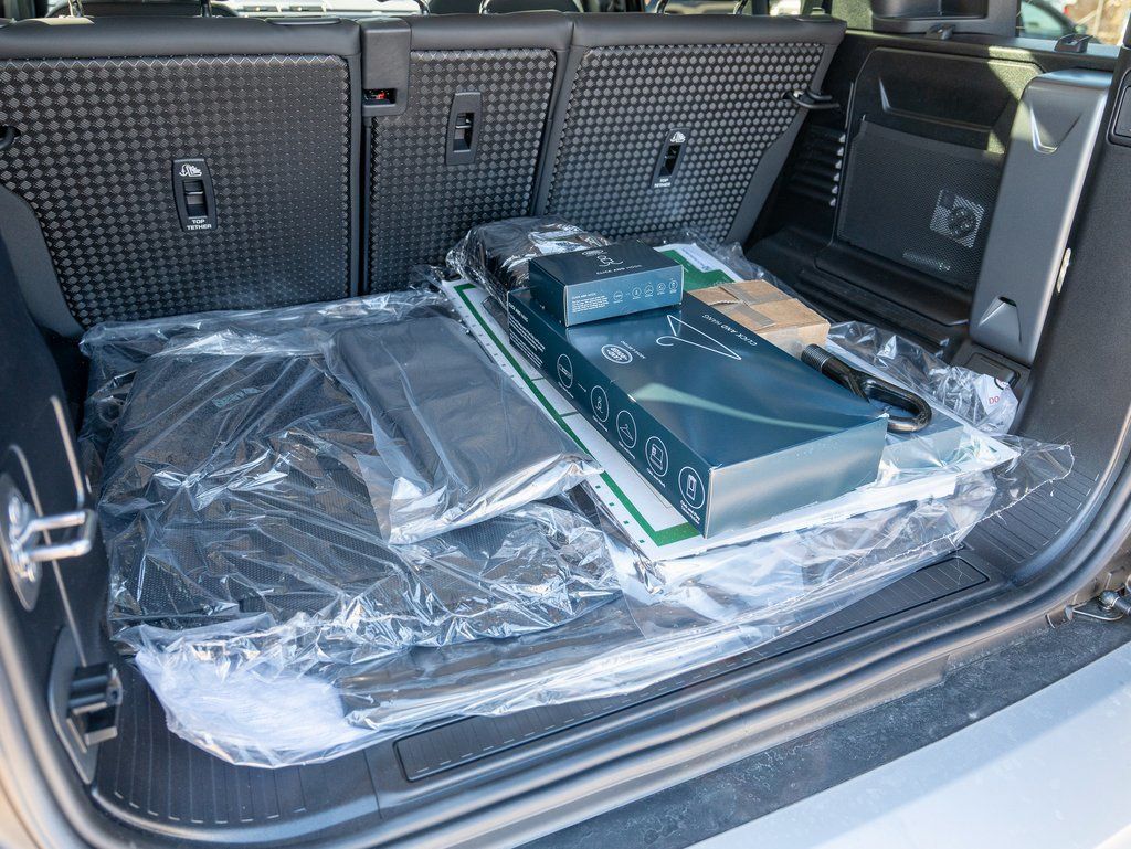 2025 Land Rover Defender 110 S photo 23