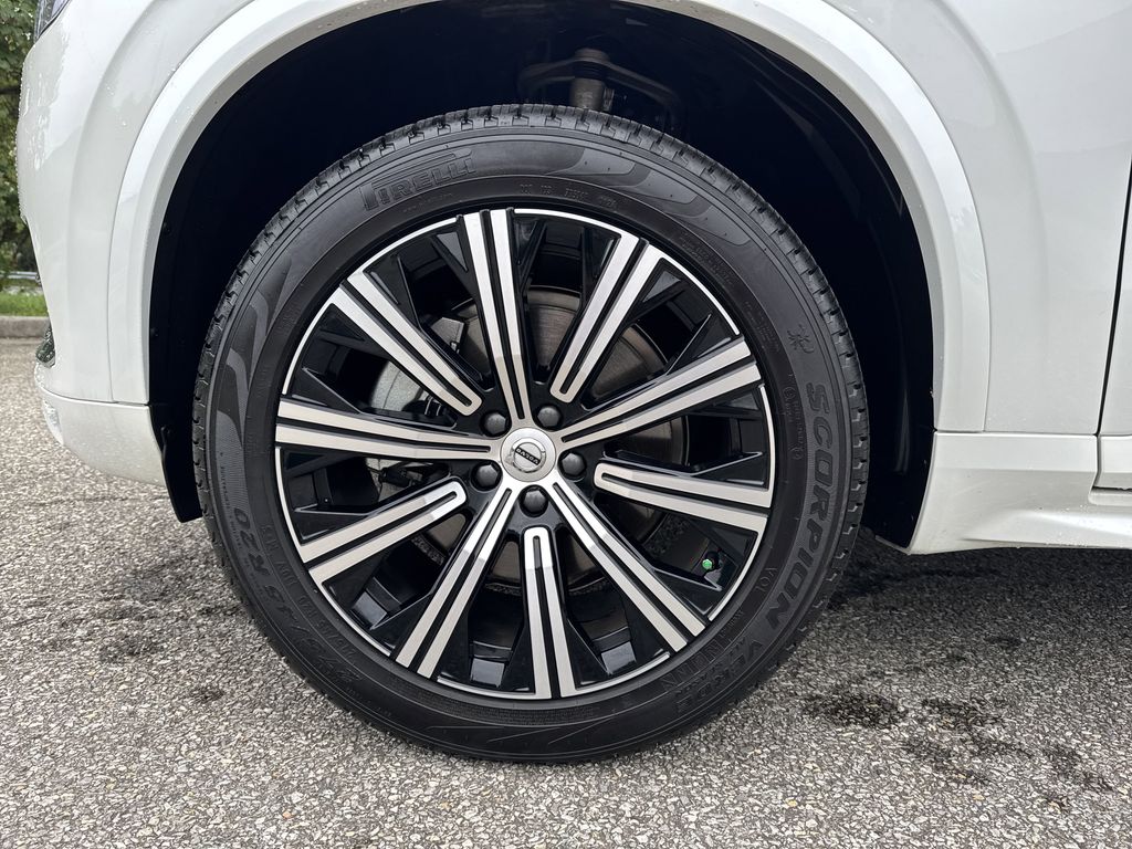 2025 Volvo XC90 Core photo 8