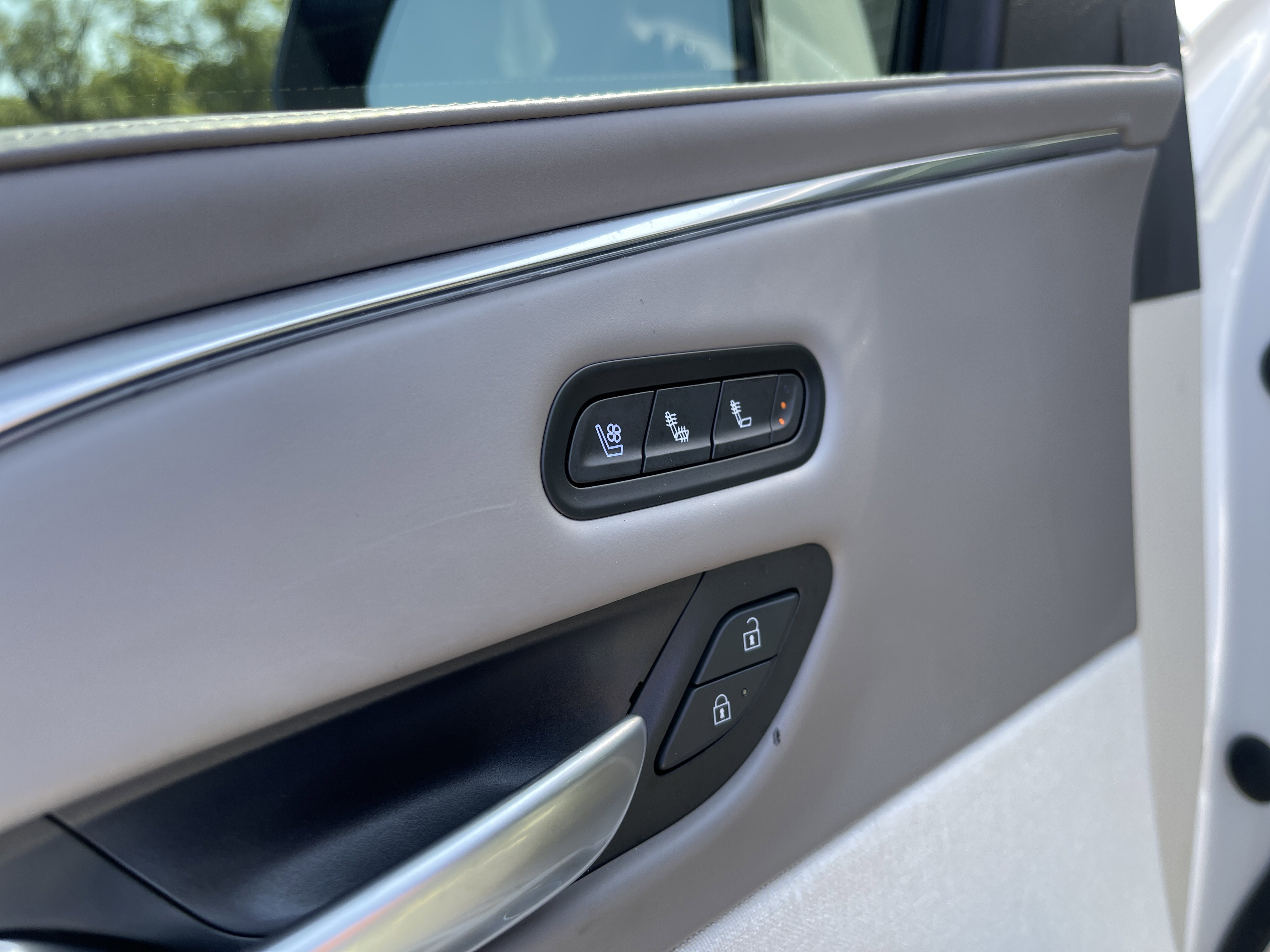 2022 Cadillac Escalade Premium Luxury Platinum photo 2