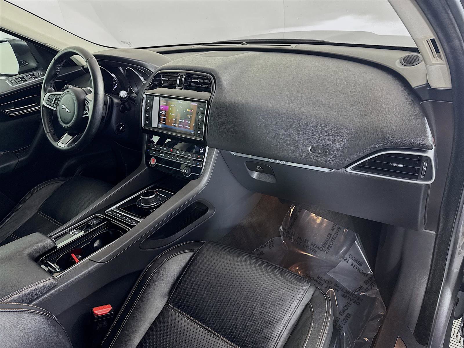 2018 Jaguar F-PACE Prestige photo 29