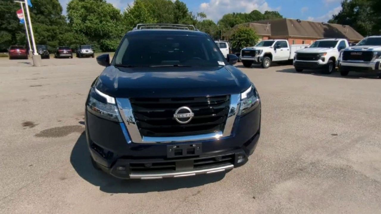 2024 Nissan Pathfinder SL photo 3