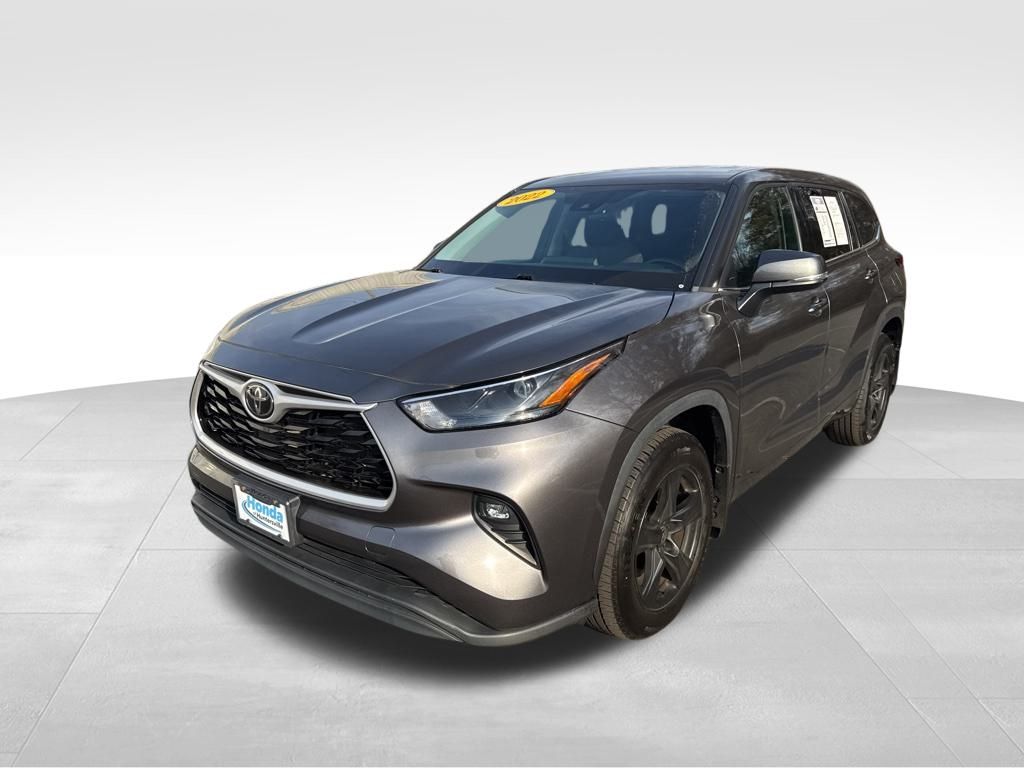 2022 Toyota Highlander LE photo 4