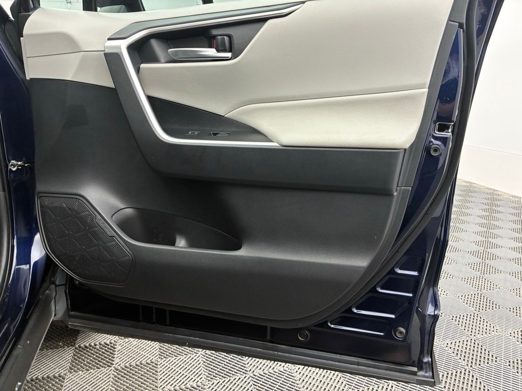 2020 Toyota RAV4 XLE photo 20