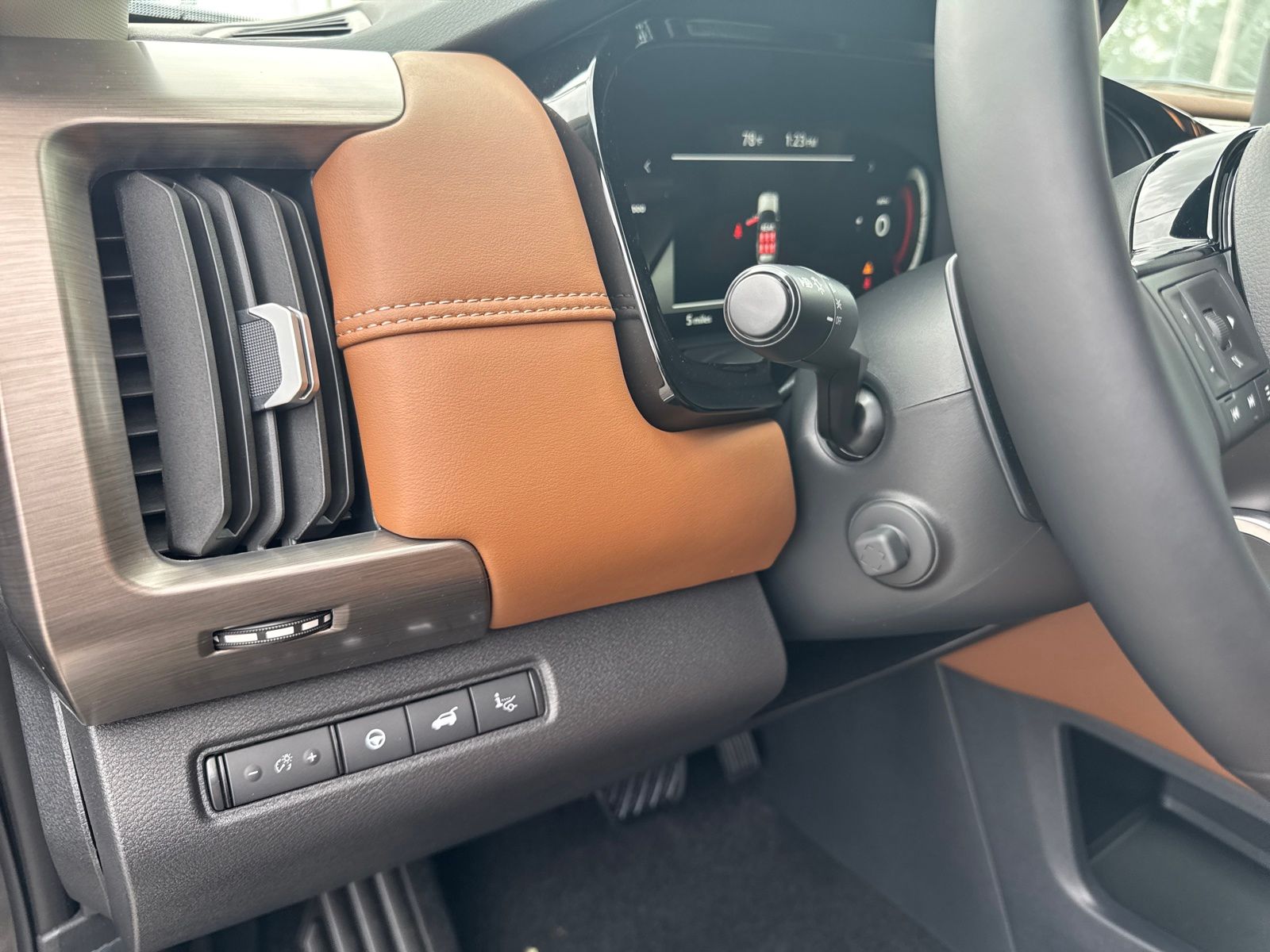 2025 Nissan Pathfinder Platinum photo 13