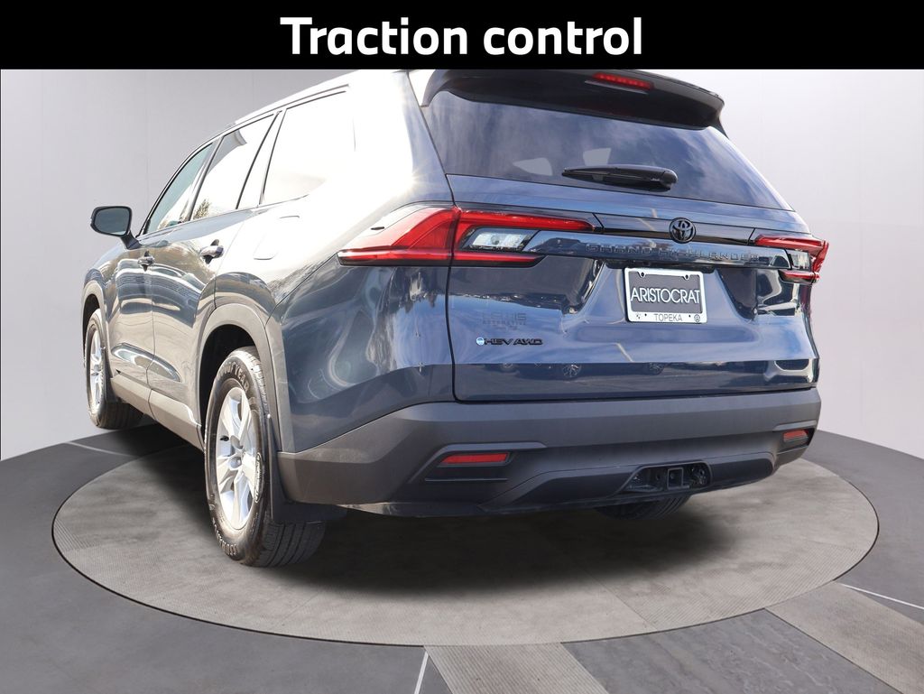 2025 Toyota Highlander Hybrid LE photo 4