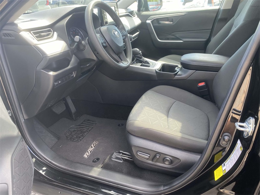2022 Toyota RAV4 XLE photo 12