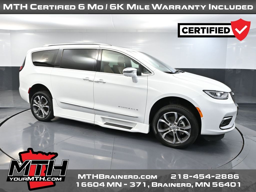 2022 Chrysler Pacifica Pinnacle's photo