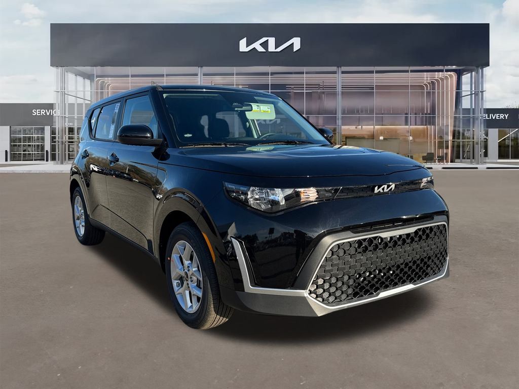 2025 Kia Soul LX's photo