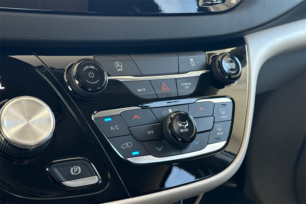 2022 Chrysler Voyager LX photo 17