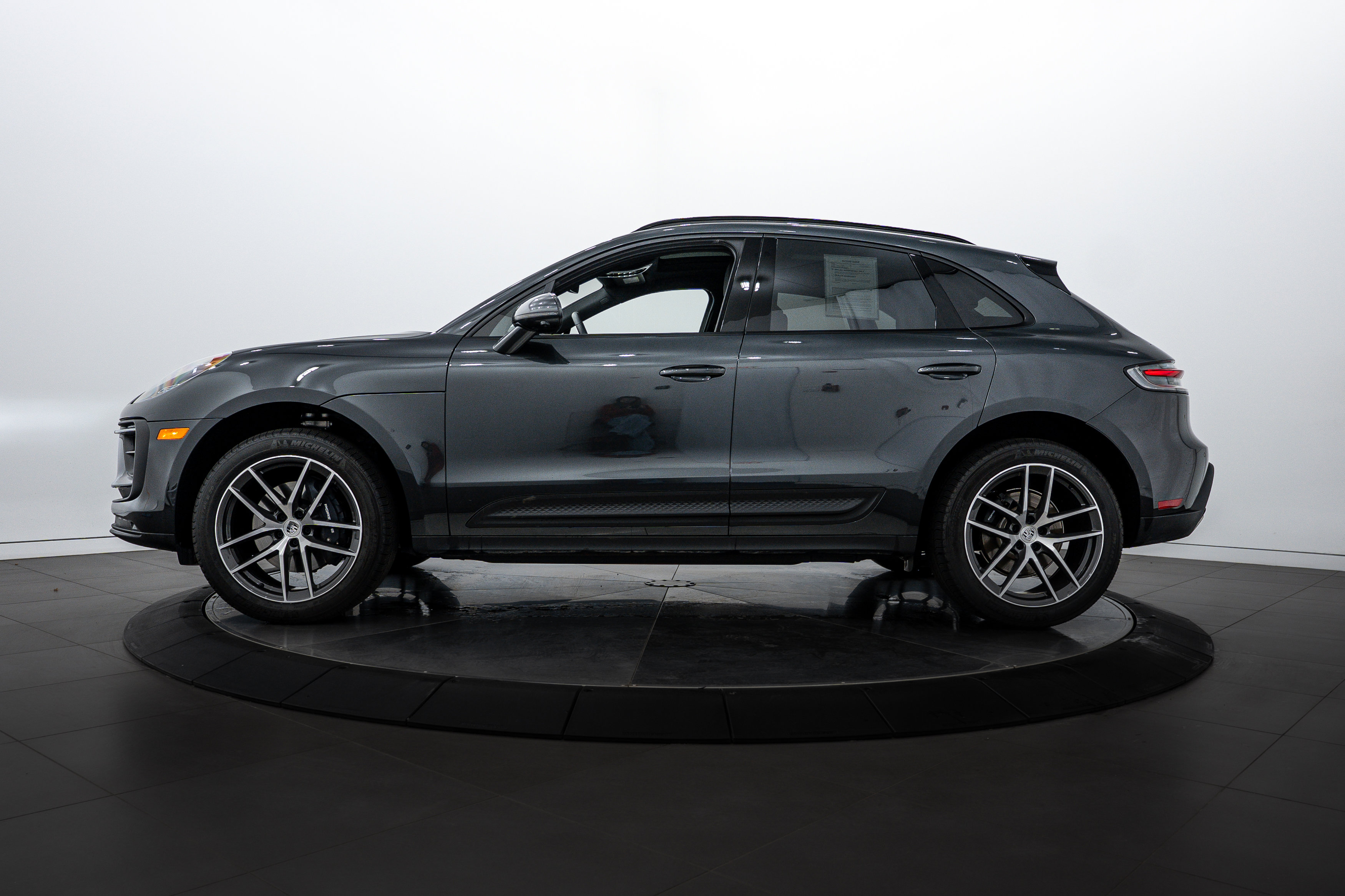 2025 Porsche Macan T photo 2
