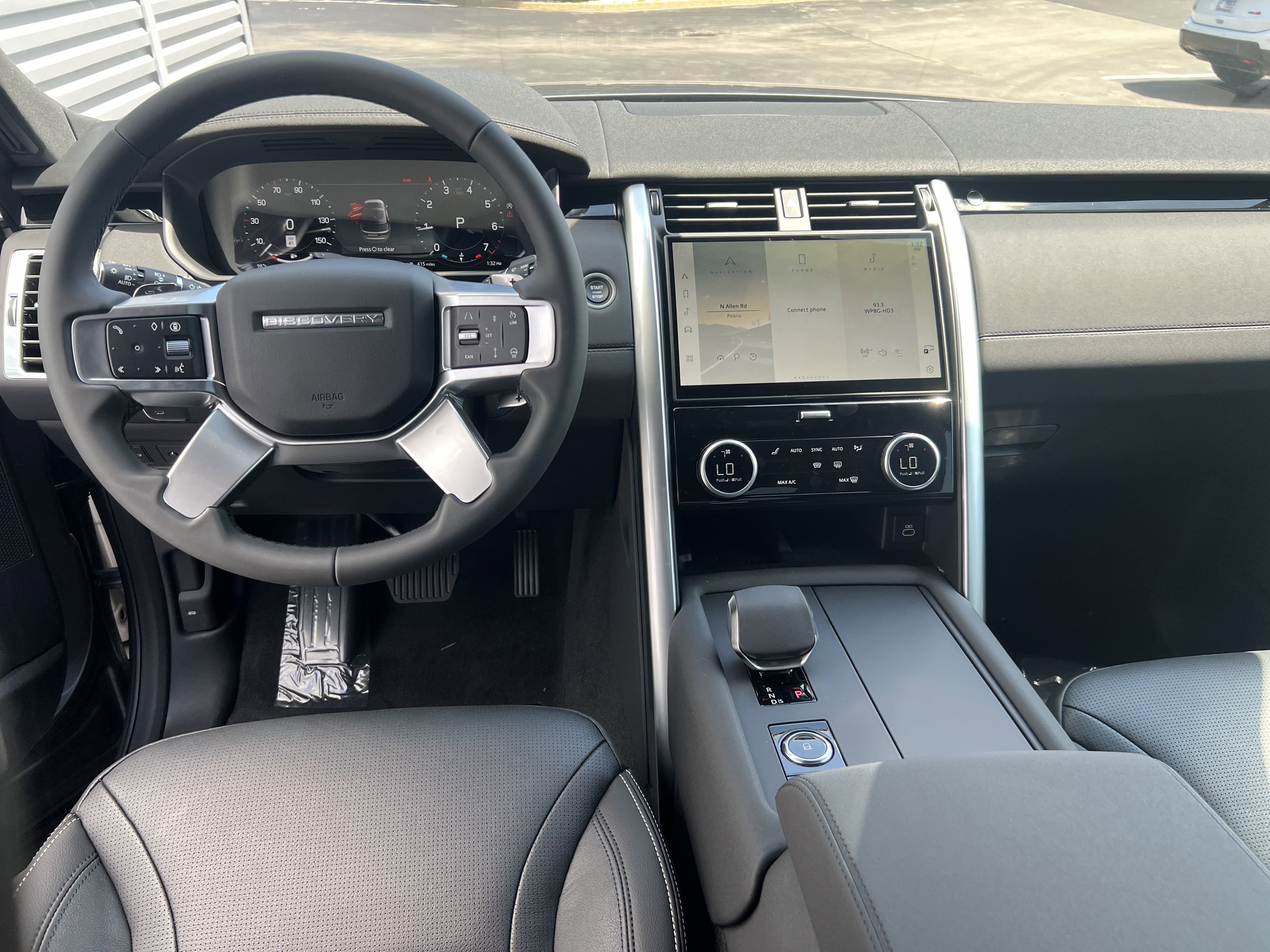 2025 Land Rover Discovery S photo 2